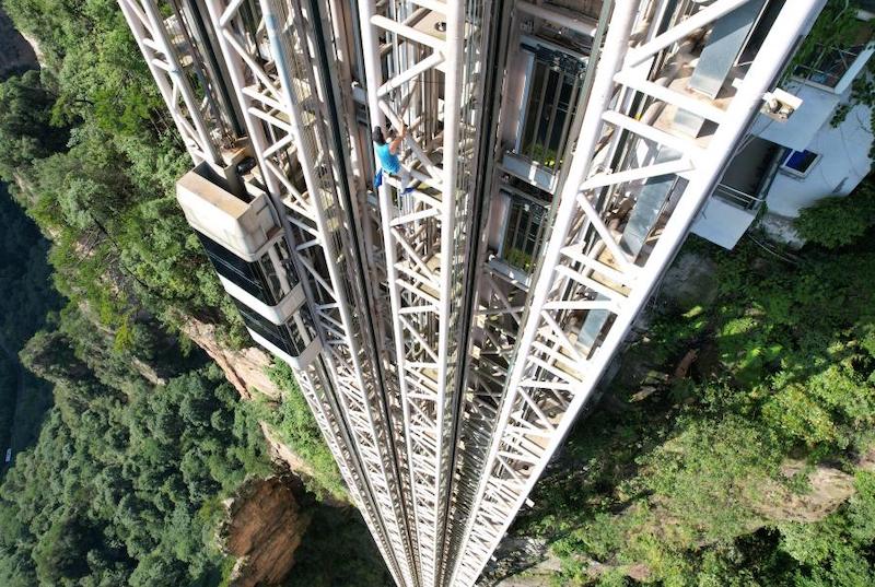 L'? homme-araignée ? fran?ais escalade à mains nues le derrick en acier de 172 mètres de l'ascenseur extérieur le plus haut du monde, dans la zone touristique de Wulingyuan à Zhangjiajie, dans la province du Hunan (centre de la Chine), le 28 juin 2023. (Wu Yongbing / China News Service)