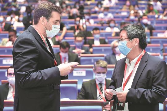 Les participants communiquent lors d'un forum du Salon de la coopération commerciale et technologique Union européenne-Chine à Chengdu, capitale de la province du Sichuan (sud-ouest de la Chine), en 2021. (Photo / China Daily)