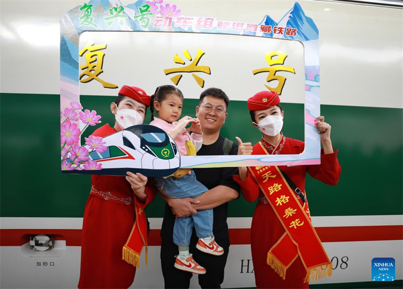 Lancement des trains à grande vitesse sur la section Xining-Golmud du chemin de fer Qinghai-Tibet