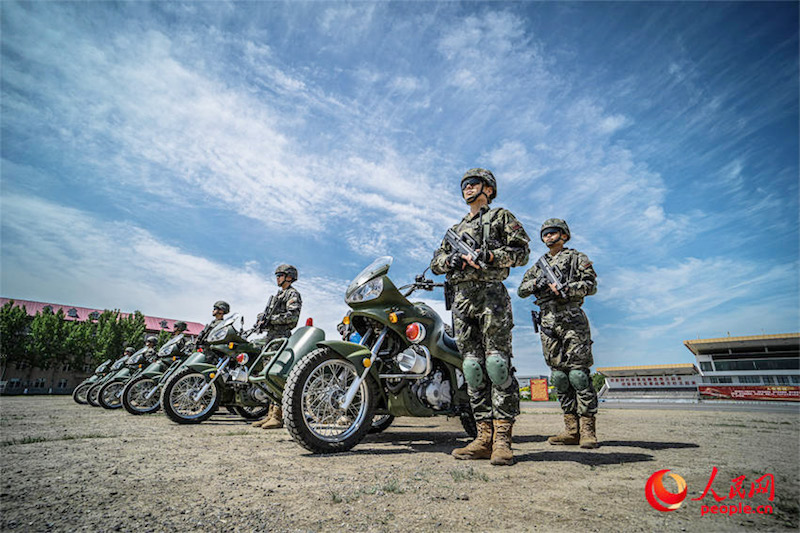 Des éclaireurs d'un détachement mobile du Corps de la police armée populaire de Tianjin participent à un entra?nement à la conduite dans la municipalité de Tianjin (nord de la Chine). (Photo / le Quotidien du Peuple en ligne)