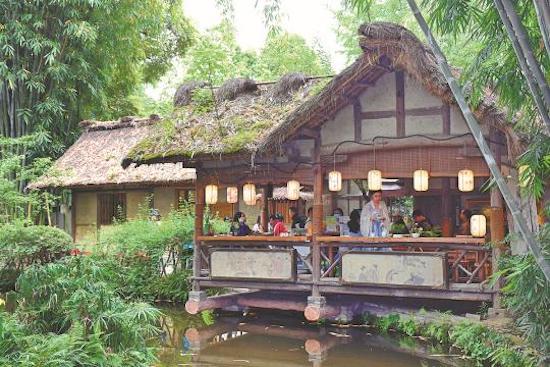 La chaumière de Du Fu est l’une des attractions préférées des visiteurs. (Photo / China Daily)