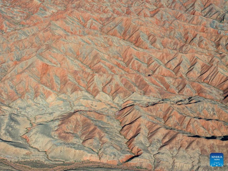 Gansu : le Parc géologique national de Danxia attire les touristes avec ses paysages uniques