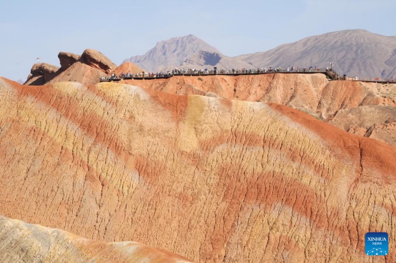 Gansu : le Parc géologique national de Danxia attire les touristes avec ses paysages uniques