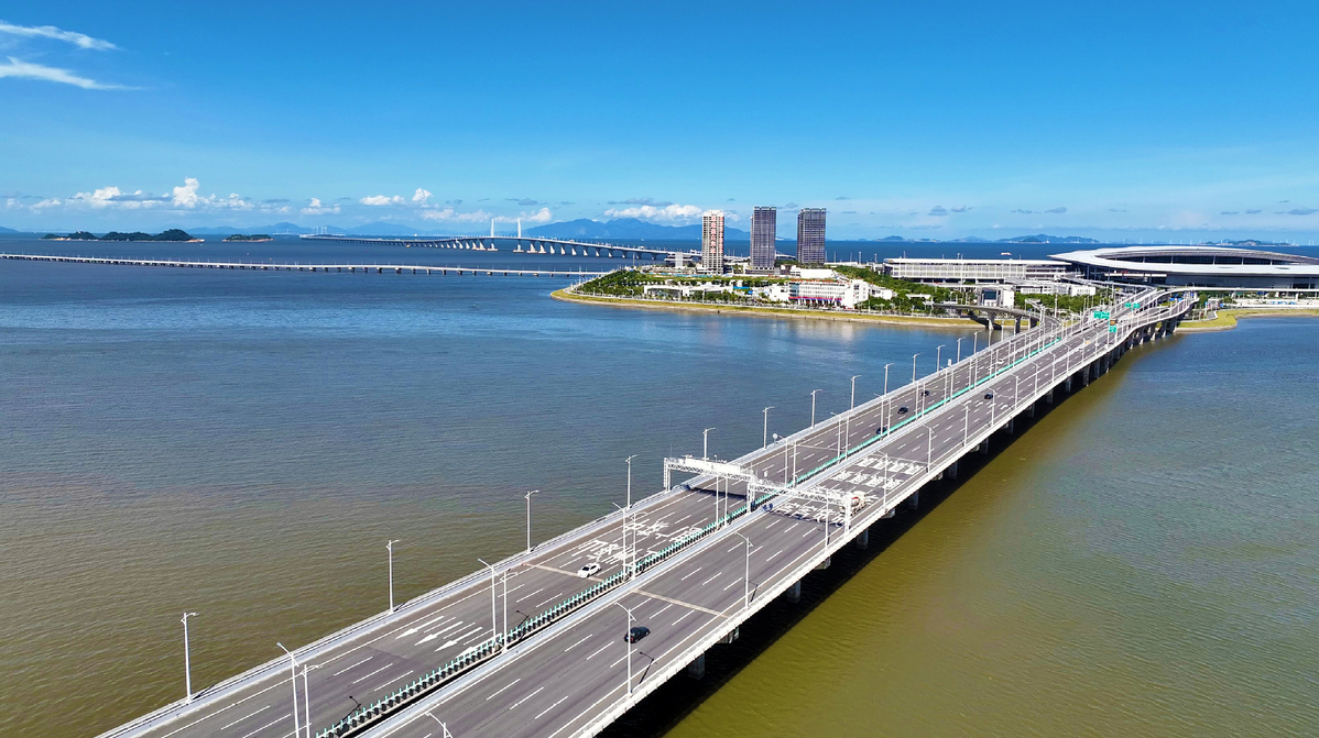 Photo prise par un drone montrant des véhicules circulant sur le pont Hong Kong-Zhuhai-Macao, le 11 juillet 2023. (Photo / Xinhua)