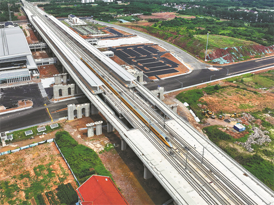 Un train d'essai à grande vitesse passe devant la gare de Jurong, dans la province du Jiangsu (est de la Chine), sur le deuxième chemin de fer à grande vitesse interurbain Shanghai-Nanjing. Le chemin de fer devrait entrer en service d'ici la fin du mois de septembre. (Wang Tianyu / Xinhua)