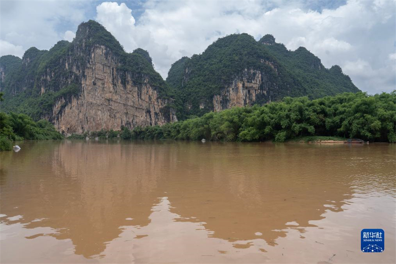 Guangxi : les peintures rupestres de Huashan et leurs ? petits hommes qui dansent ?