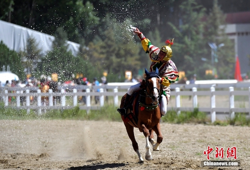 Tibet : un spectacle équestre traditionnel présenté au festival du Shoton de Lhassa