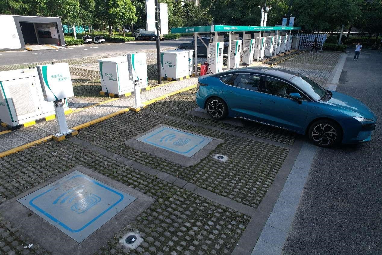 Une voiture à énergie nouvelle se recharge à l