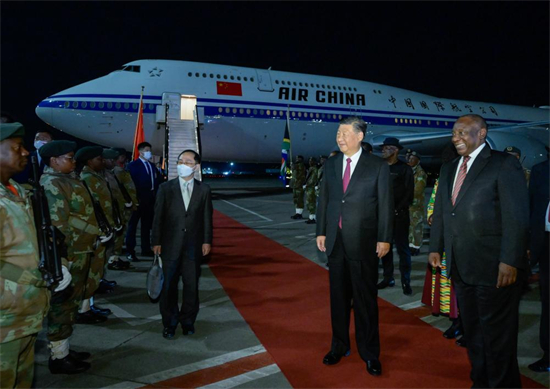 Le président chinois Xi Jinping est chaleureusement accueilli par le président sud-africain Cyril Ramaphosa à son arrivée à l'aéroport international OR Tambo de Johannesburg, en Afrique du Sud, le 21 ao?t 2023. M. Xi est arrivé lundi à Johannesburg pour participer au 15e sommet des BRICS et effectuer une visite d'Etat dans ce pays. (Xinhua/Li Xueren)