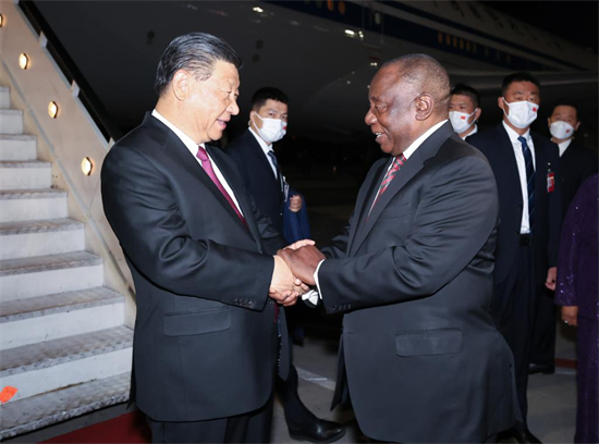 Le président chinois Xi Jinping est chaleureusement accueilli par le président sud-africain Cyril Ramaphosa à son arrivée à l'aéroport international OR Tambo de Johannesburg, en Afrique du Sud, le 21 ao?t 2023. M. Xi est arrivé lundi à Johannesburg pour participer au 15e sommet des BRICS et effectuer une visite d'Etat dans ce pays. (Xinhua/Huang Jingwen)