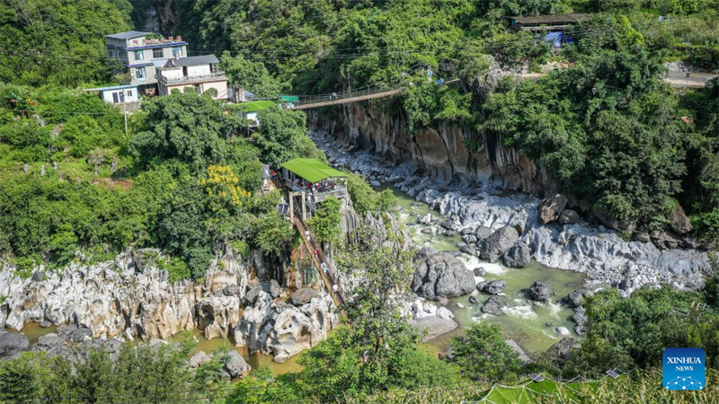 Un agriculteur tient une auberge rurale aux abords du plus haut pont du monde