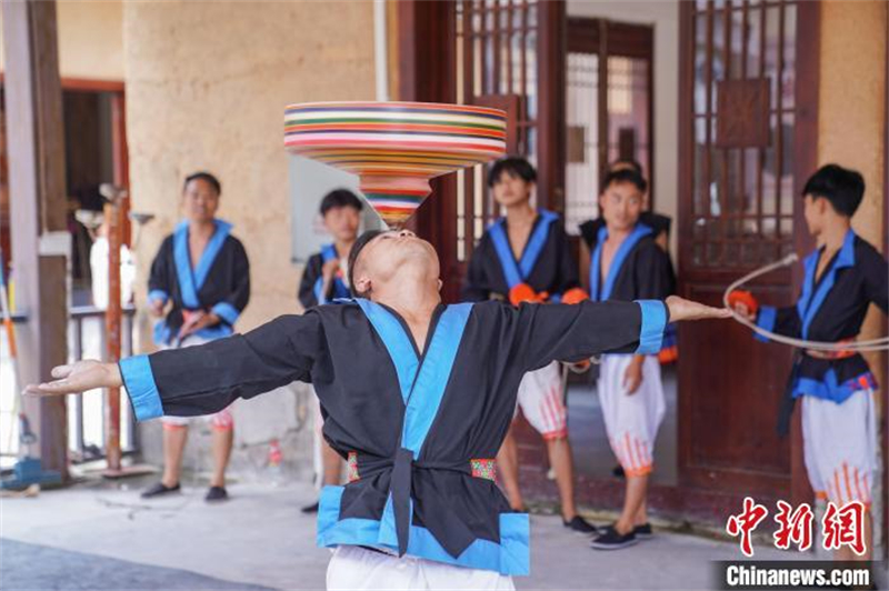 Guangxi : le peuple Baiku Yao montre aux touristes l'art du gyroscope