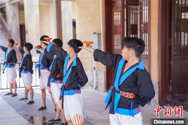 Guangxi : le peuple Baiku Yao montre aux touristes l'art du gyroscope