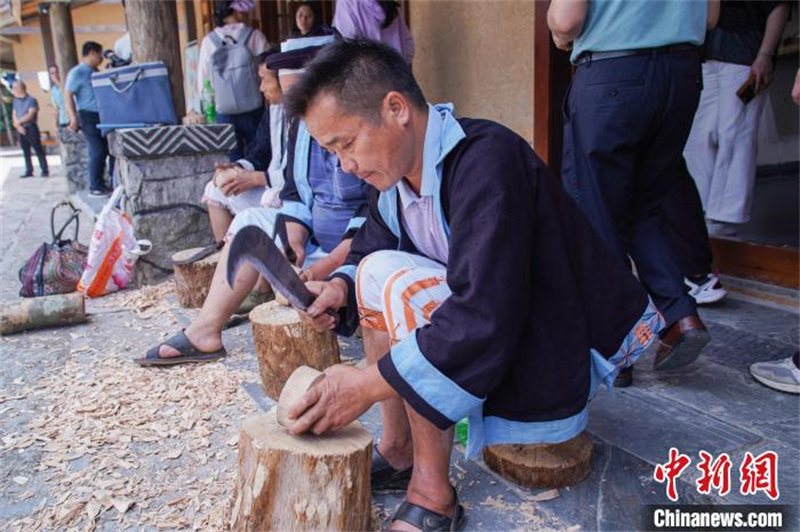 Guangxi : le peuple Baiku Yao montre aux touristes l'art du gyroscope