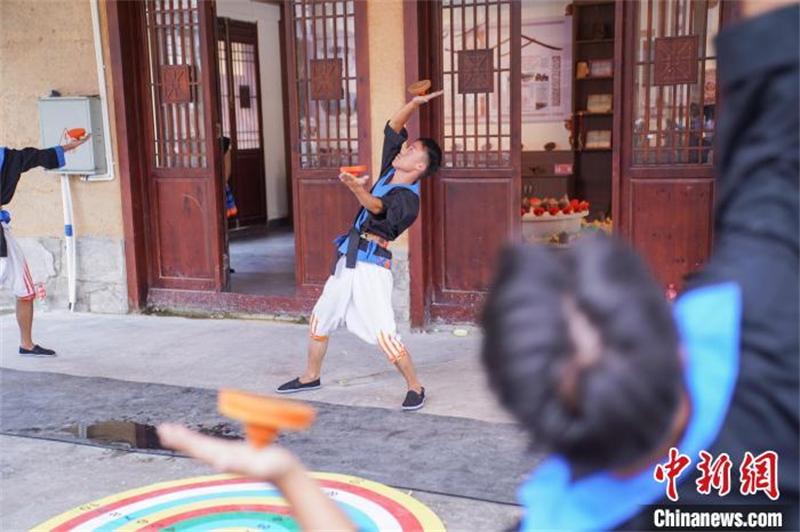 Guangxi : le peuple Baiku Yao montre aux touristes l'art du gyroscope