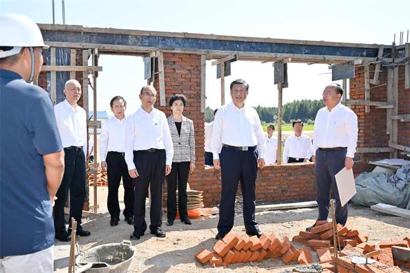 Xi Jinping rend visite à des villageois touchés par les inondations au Heilongjiang