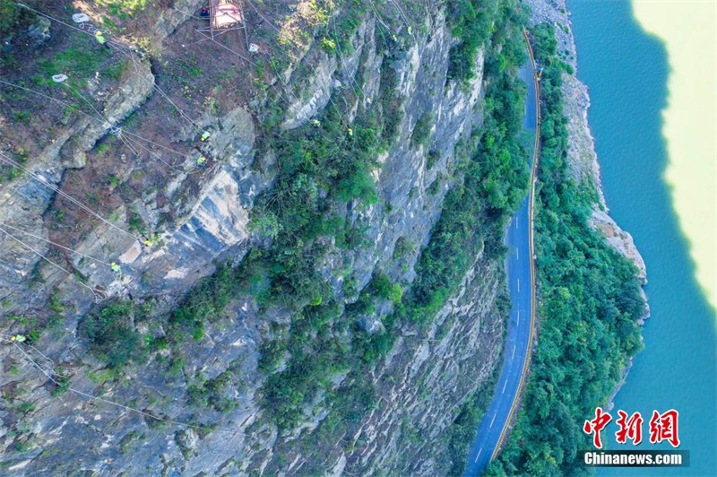 Hubei : à Zigui, les ? hommes araignées ? éliminent les dangers sur les falaises abruptes au-dessus d'une autoroute