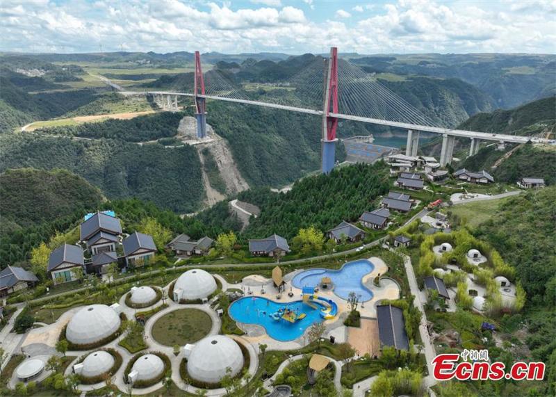 Le premier pont au monde au-dessus d'un canyon de montagne est en cours de construction