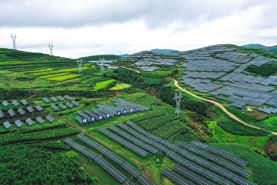 Photo aérienne d'une centrale photovolta?que dans le district autonome Yi-Hui-Miao de Weining, dans la province chinoise du Guizhou (sud-ouest), le 20 juillet 2023. (Photo : Yang Wenbin)