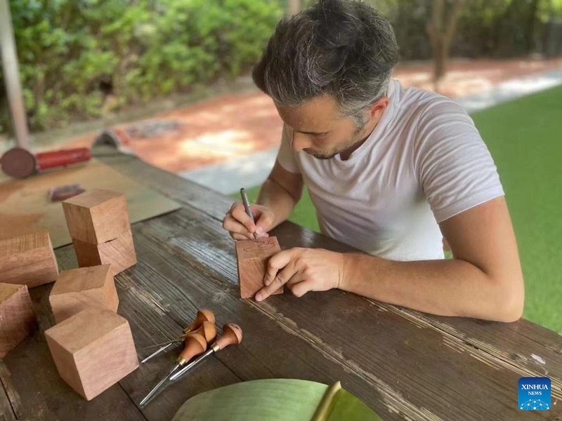 Le designer fran?ais Johannes Faure-Brac crée un sceau à Zhongshan, dans la province du Guangdong (sud de la Chine), le 10 juillet 2023. (Photo / Xinhua)