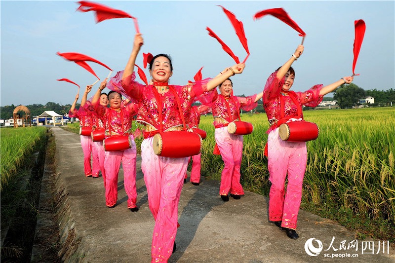 Sichuan : des visages souriants d'une récolte abondante fleurissent dans la campagne à Renshou