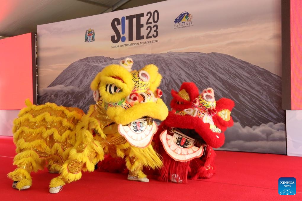 Des étudiants de l'Institut Confucius de l'Université de Dar es Salaam exécutent une danse du lion lors de la cérémonie d'ouverture de la 7e Exposition internationale du tourisme swahili à Dar es Salaam, en Tanzanie, le 6 octobre 2023. Les autorités tanzaniennes ont annoncé vendredi avoir identifié la Chine, la Russie et L'Inde comme nouveau marché touristique stratégique du pays. (Photo / Xinhua)