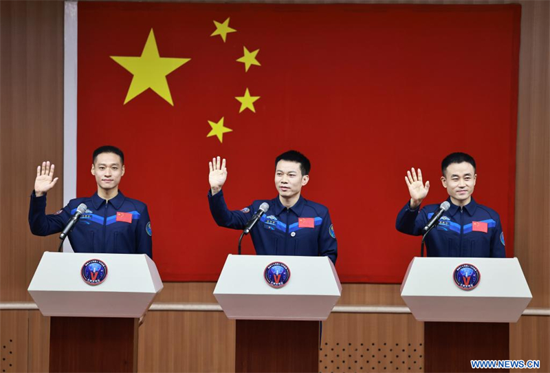 Les astronautes de la mission chinoise Shenzhou-17 rencontrent la presse