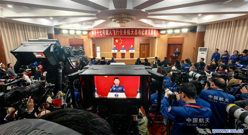 Les astronautes de la mission chinoise Shenzhou-17 rencontrent la presse