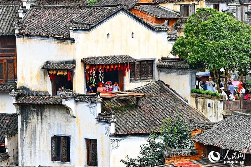 Jiangxi : des villageois font sécher leurs récoltes au soleil