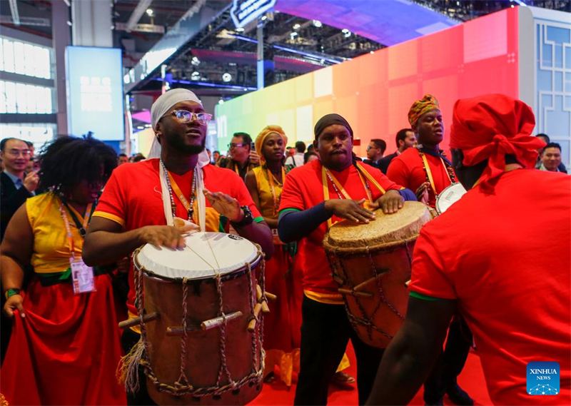 A Shanghai, le stand des pays invités d'honneur attire les visiteurs de la 6e CIIE