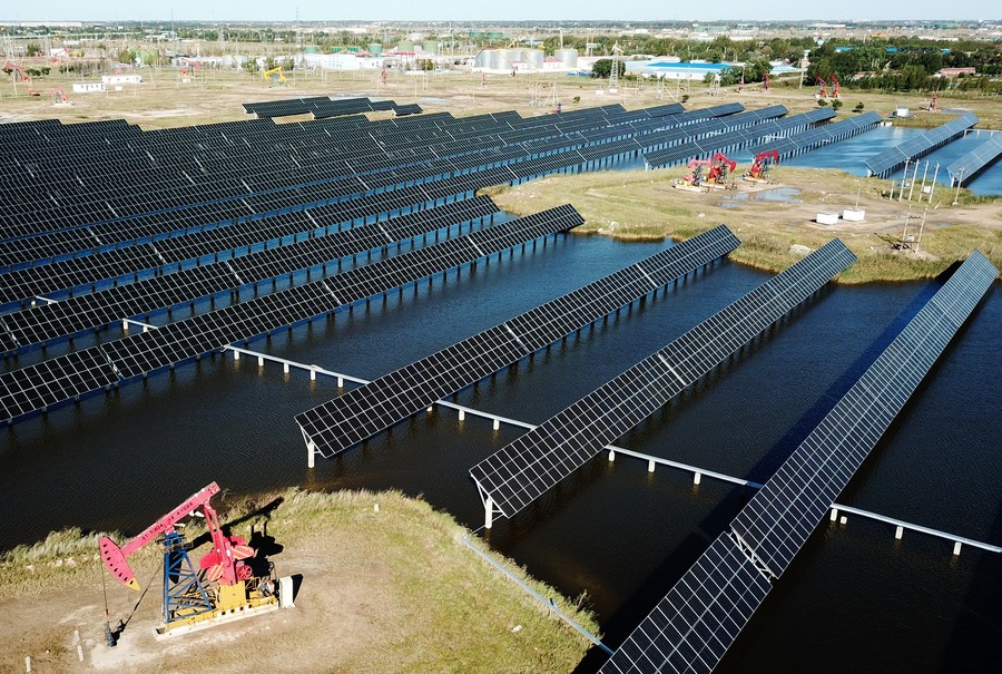 Vue aérienne d'une partie de la centrale photovolta?que à la surface de l'eau de Xinghuo, dans le champ pétrolifère de Daqing relevant de la société PetroChina, à Daqing, dans la province chinoise du Heilongjiang (nord-est), le 19 septembre 2023. (Photo : Wang Jianwei)