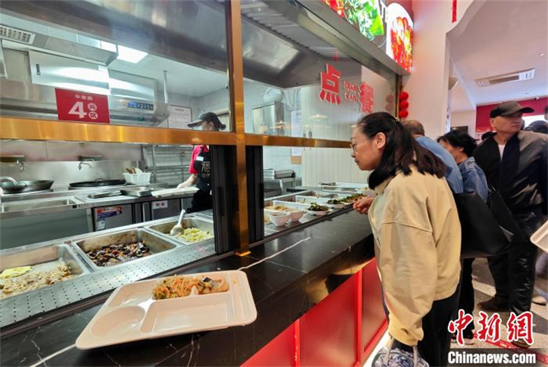 Fujian : la cantine communautaire, une bonne affaire pour les personnes agées de Fuzhou