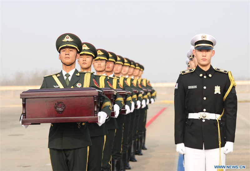 La Chine et la République de Corée organisent une cérémonie de transfert des dépouilles de 25 soldats chinois tués pendant la guerre de Corée