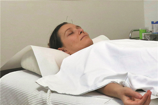 Une femme re?oit un traitement d'acupuncture dans une clinique de Schaffhouse, en Suisse. (Wang Qibing / Xinhua)