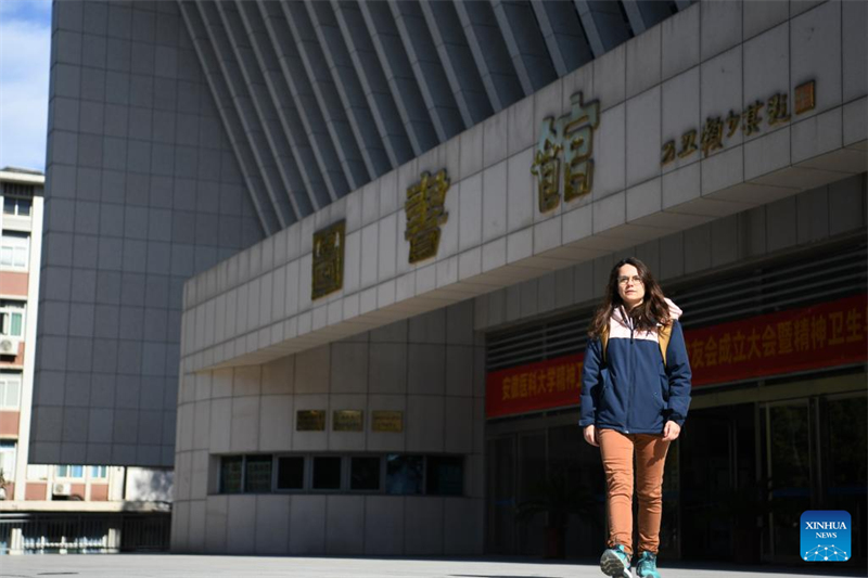 Deborah Bret sort d'une bibliothèque de l'Université médicale de l'Anhui. (Zhang Duan / Xinhua)