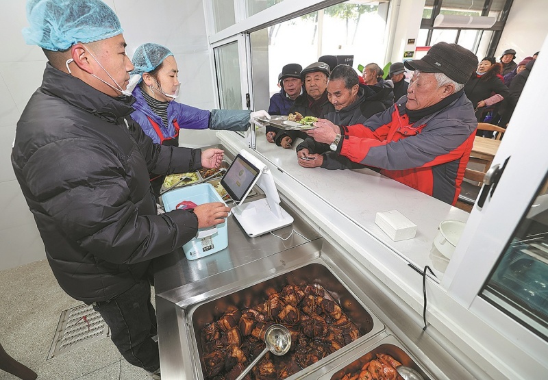 Des personnes agées paient leur repas dans une cantine communautaire à Jiaxing, dans la province du Zhejiang (est de la Chine). (Xu Yu / Xinhua)