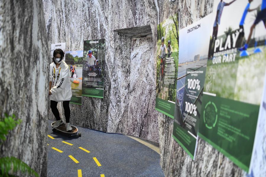 Un membre du personnel fait une démonstration de surfskate sur le stand du détaillant fran?ais d'articles de sport Décathlon lors de la 5e Exposition internationale des importations de Chine (China International Import Expo, CIIE) à Shanghai (est de la Chine), le 8 novembre 2022. (Dai Tianfang / Xinhua)