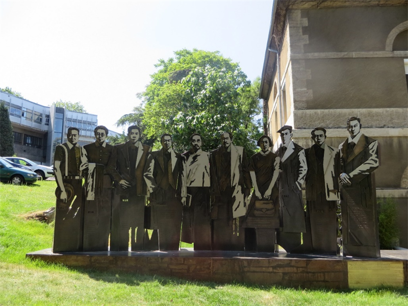 Une statue en bronze de célébrités chinoises à l'Institut franco-chinois de Lyon. (Xing Xue / Le Quotidien du Peuple)