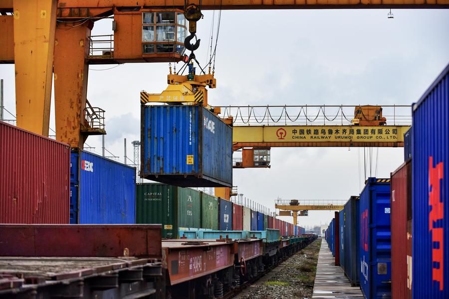 Une grue à chassis transfère un conteneur au port de Horgos à Horgos, dans la région autonome ou?goure du Xinjiang, dans le nord-ouest de la Chine, le 15 janvier 2024. (Photo : Bai Fengliang)