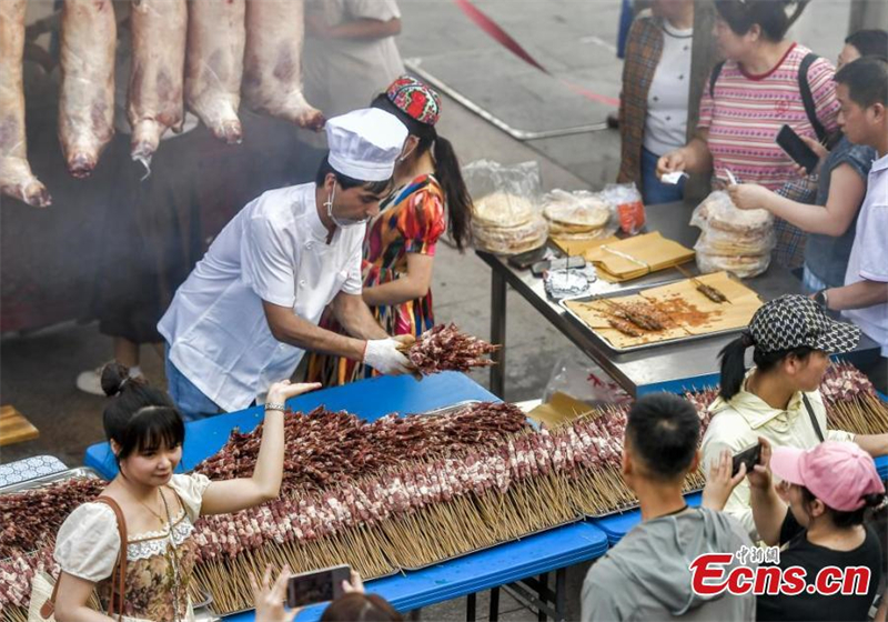 Le 2e Festival du barbecue du Xinjiang épate les visiteurs du Grand Bazar d'Urumqi