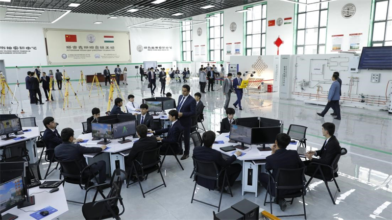 Des étudiants étudient et pratiquent dans l'atelier Luban à Douchanbé, la capitale du Tadjikistan. (Photo / Xinhua)