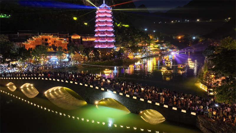 Guizhou : le tourisme estival bat son plein à Xingyi