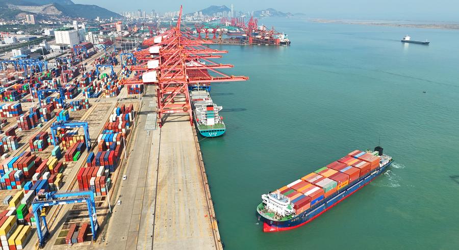 Photo prise par un drone d'un navire de marchandises s'amarrant au terminal à conteneurs du port de Lianyungang, dans la province chinoise du Jiangsu (est), le 9 mai 2024. (Photo : Geng Yuhe)