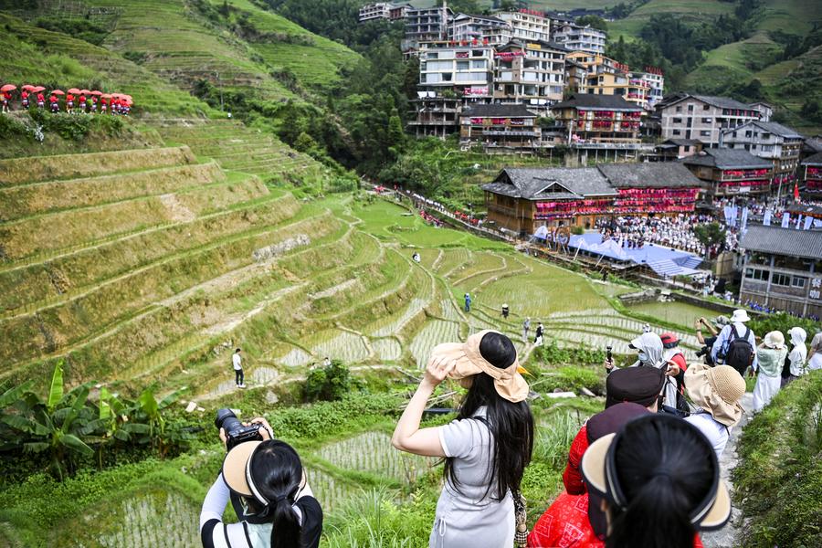 Des touristes photographiés lors d'un festival traditionnel dans le village de Dazhai du comté de Longsheng, dans la région autonome Zhuang du Guangxi (sud de la Chine), le 11 juillet 2024. (Photo / Xinhua)