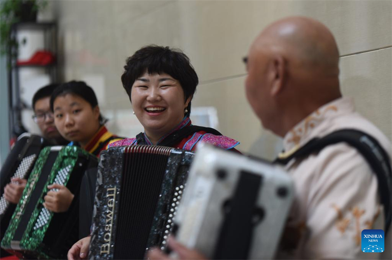 Xinjiang : la ville de Tacheng promeut la culture et le tourisme de l'accordéon