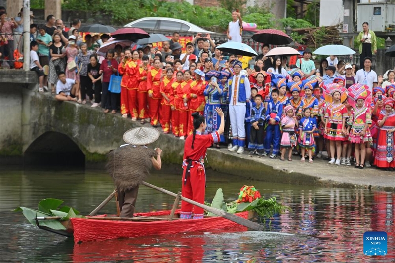 Guangxi : le canton de Wangdong veut créer une marque de ? culture de l'eau ? et stimuler le tourisme culturel ethnique