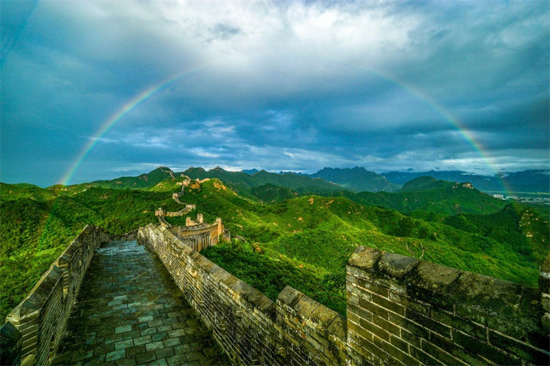 Hebei : un magnifique arc-en-ciel appara?t au-dessus de la Grande Muraille de Jinshanling