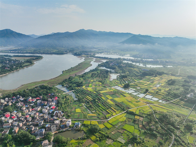 Hunan : le riche paysage des champs fertiles sillonnés de routes du comté de Dao