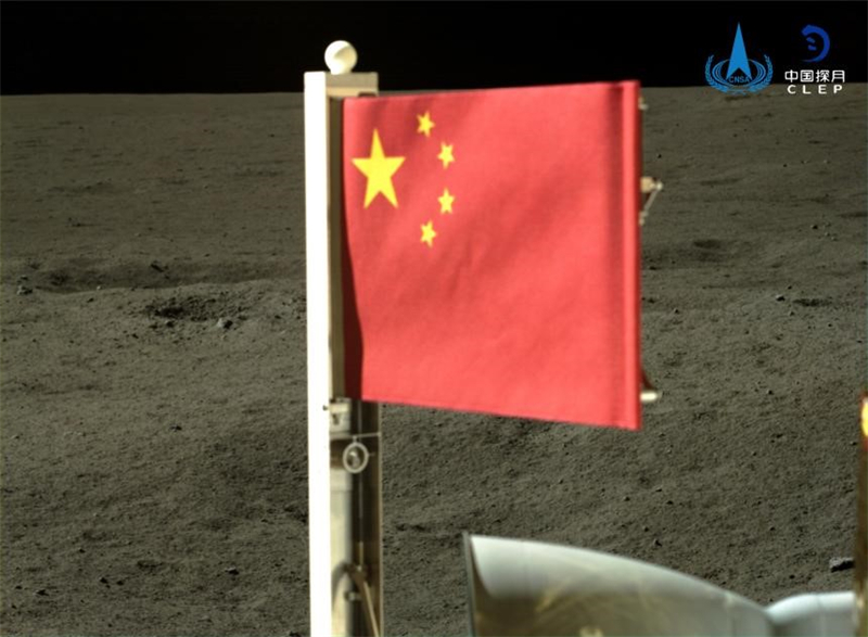  Le 4 juin, un drapeau rouge aux cinq étoiles en fibre de basalte a été déployé par la sonde Chang'e-6 qui s'est posée sur la face cachée de la Lune. (Photo / Administration spatiale nationale)