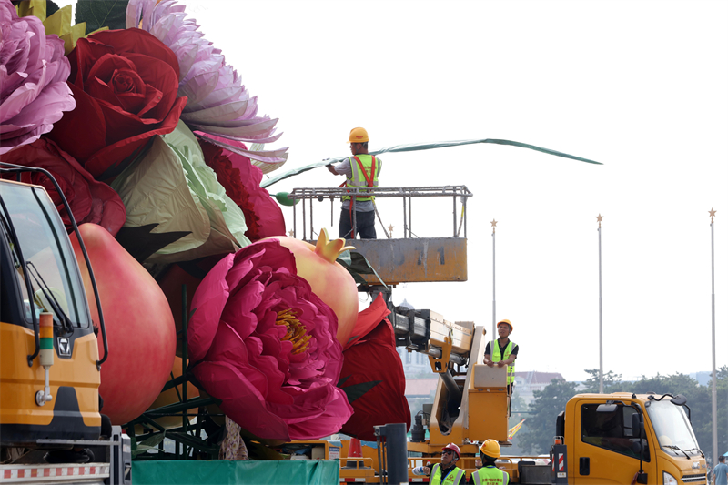 La construction du panier de fleurs ? V?ux à la mère patrie ? de la place Tian'anmen de Beijing est en cours